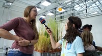 Dr. Alina Klaus mit einem Kinderreporter in der Klimakammer