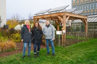 Die neue Agro-Photovoltaikanlage im Nutzpflanzengarten zeigt, wie sich Stromerzeugung und Pflanzenanbau kombinieren lassen.