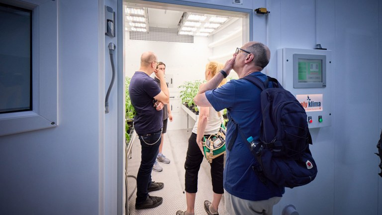 Astonished visitors on the guided tour through the climate chambers